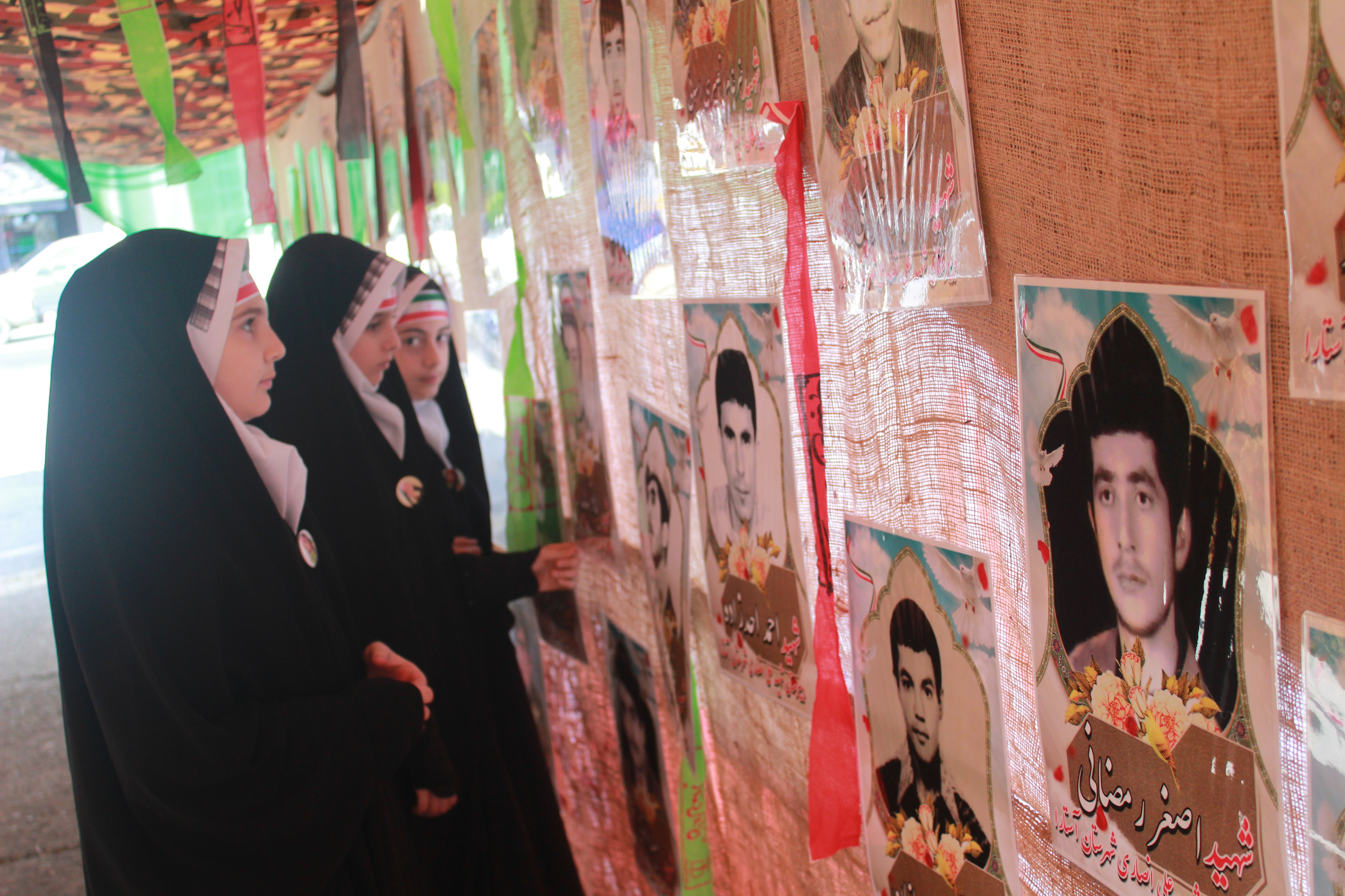 معلمان فرهنگ ایثار و شهادت را بین دانشآموزان ترویج دهند