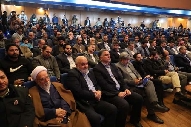 صاحبنظران تفاوتهای مطالعه نسخ فیزیکی کتاب با نسخ الکترونیکی را مورد واکاوی قرار دهند