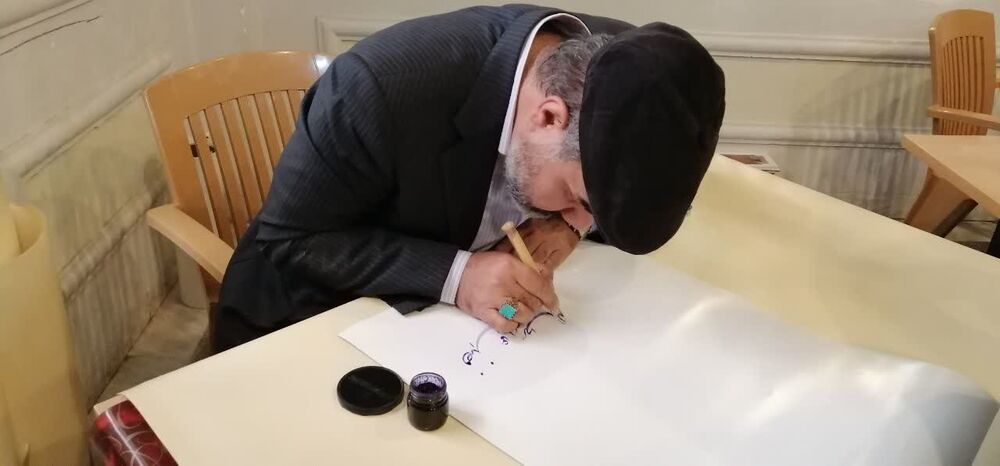 هنرمندان با تولید آثار فاخر هنری در تبیین ارزش های انقلاب نقش آفرینی کنند