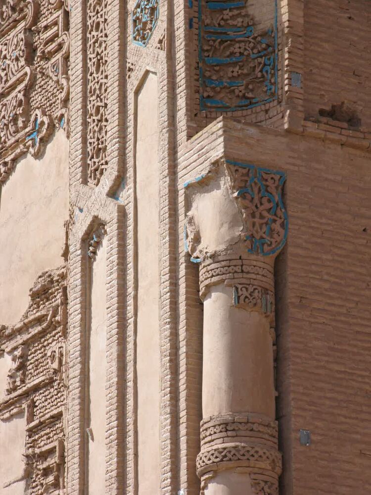 پایان حفاظت و تثبیت تزئینات کتیبههای آجری ایوانهای مسجد ملک زوزن خراسان رضوی