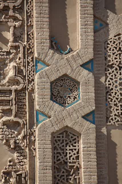 پایان حفاظت و تثبیت تزئینات کتیبههای آجری ایوانهای مسجد ملک زوزن خراسان رضوی