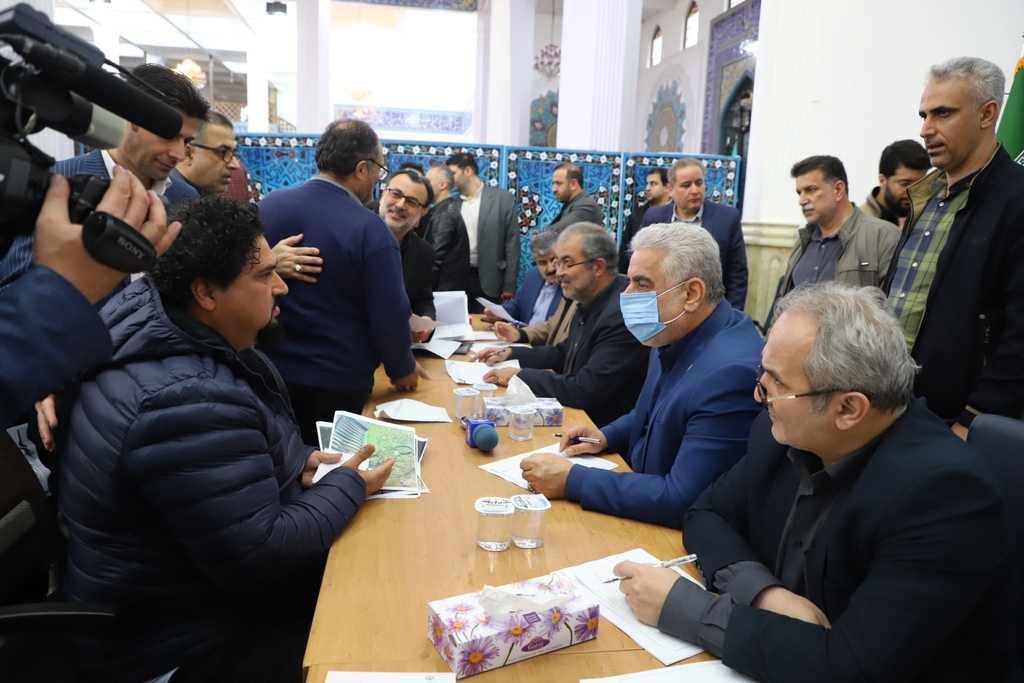 میز خدمت بیش از ۴۰ دستگاه اجرایی در مصلی رشت