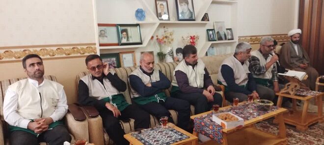 ادای احترام خادمیاران رضوی بابل به والدین شهید «محمد احمدی راد»