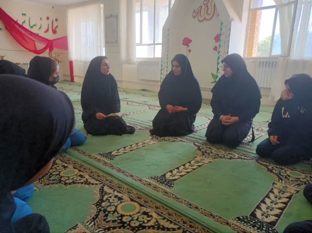 برپایی محفل انس با قرآن کریم با حضور جوانان مسجدی در گیلانغرب