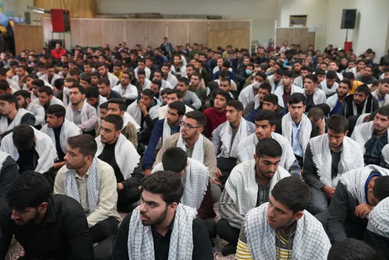 ملبس شدن ۵۰۰ دانشجوی دانشگاه افسری امام حسین(ع) در مسجد جمکران