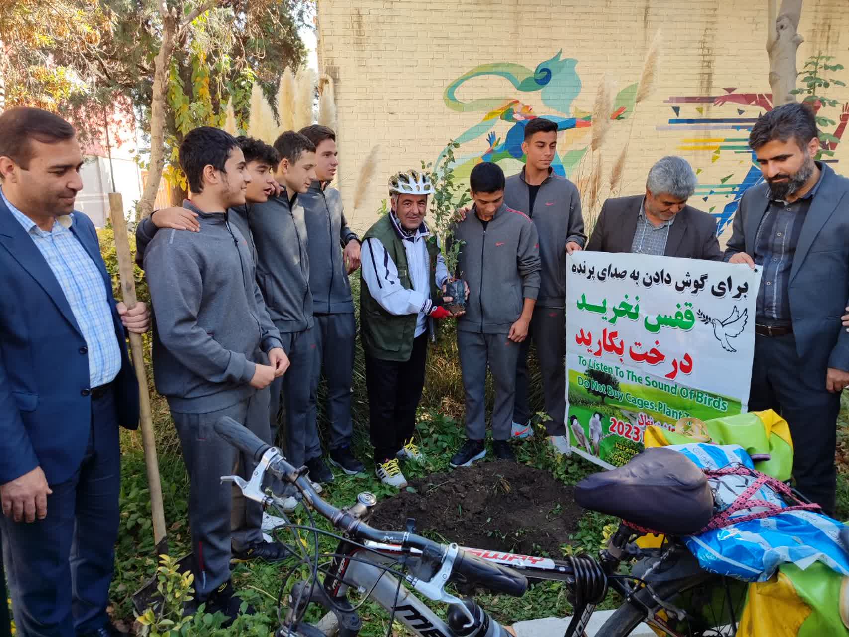 دوچرخه‌سوار حامی محیط زیست در مدارس آستارا درخت می‌کارد