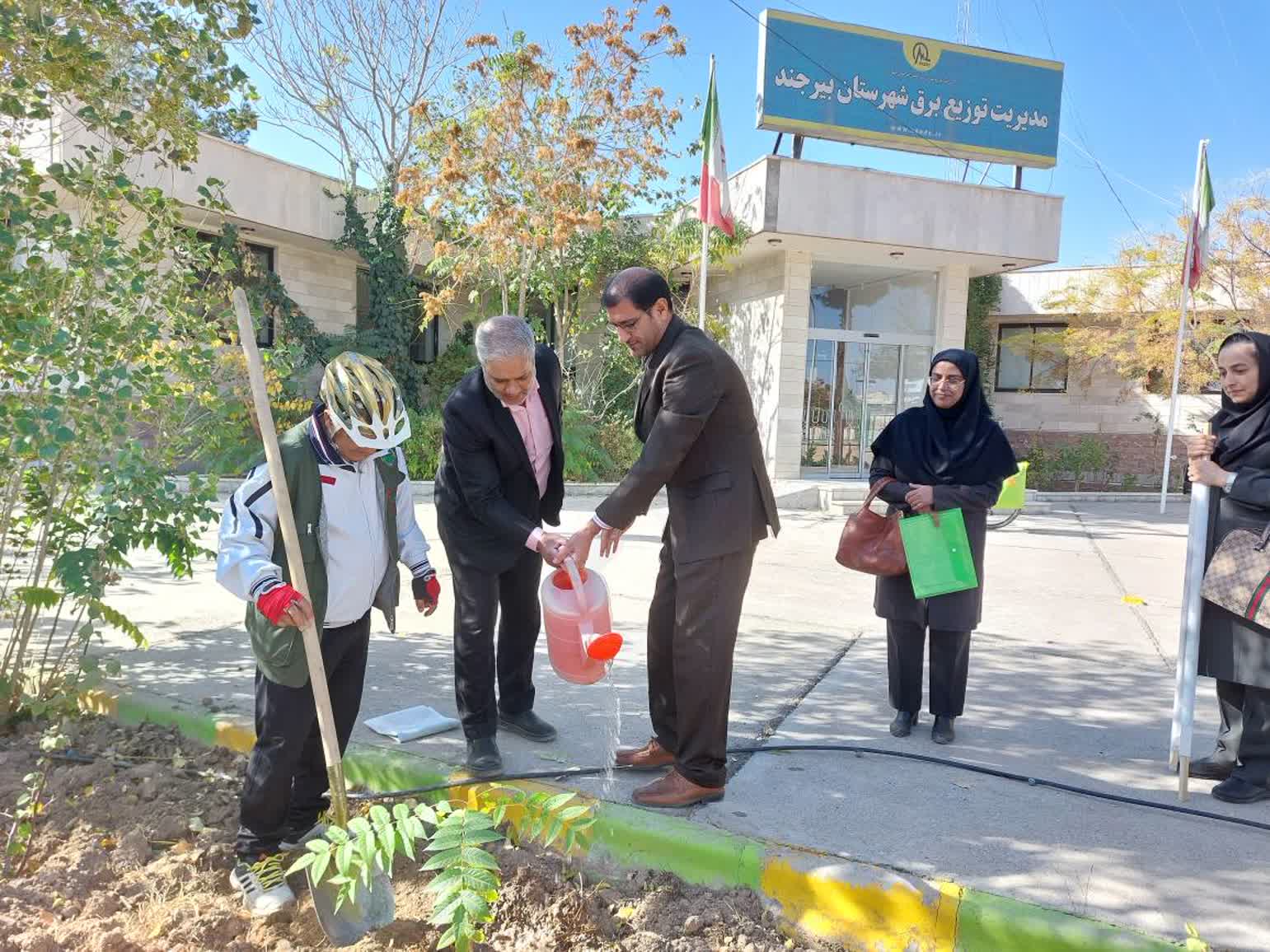 دوچرخهسوار حامی محیط زیست در مدارس آستارا درخت میکارد