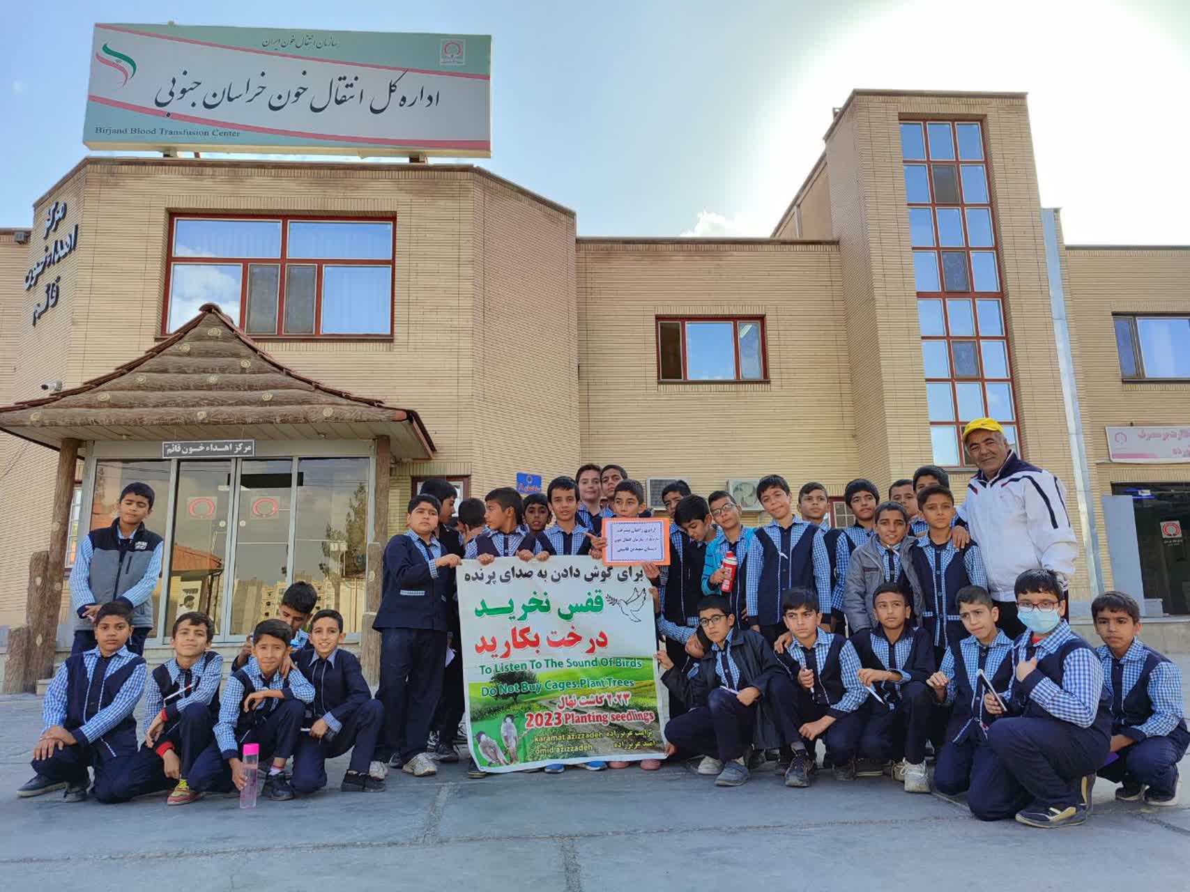 دوچرخهسوار حامی محیط زیست در مدارس آستارا درخت میکارد