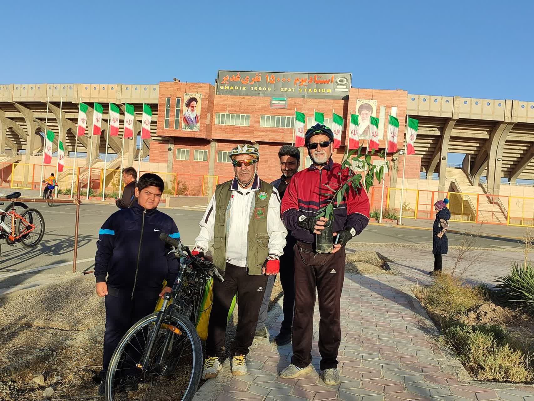 دوچرخهسوار حامی محیط زیست در مدارس آستارا درخت میکارد