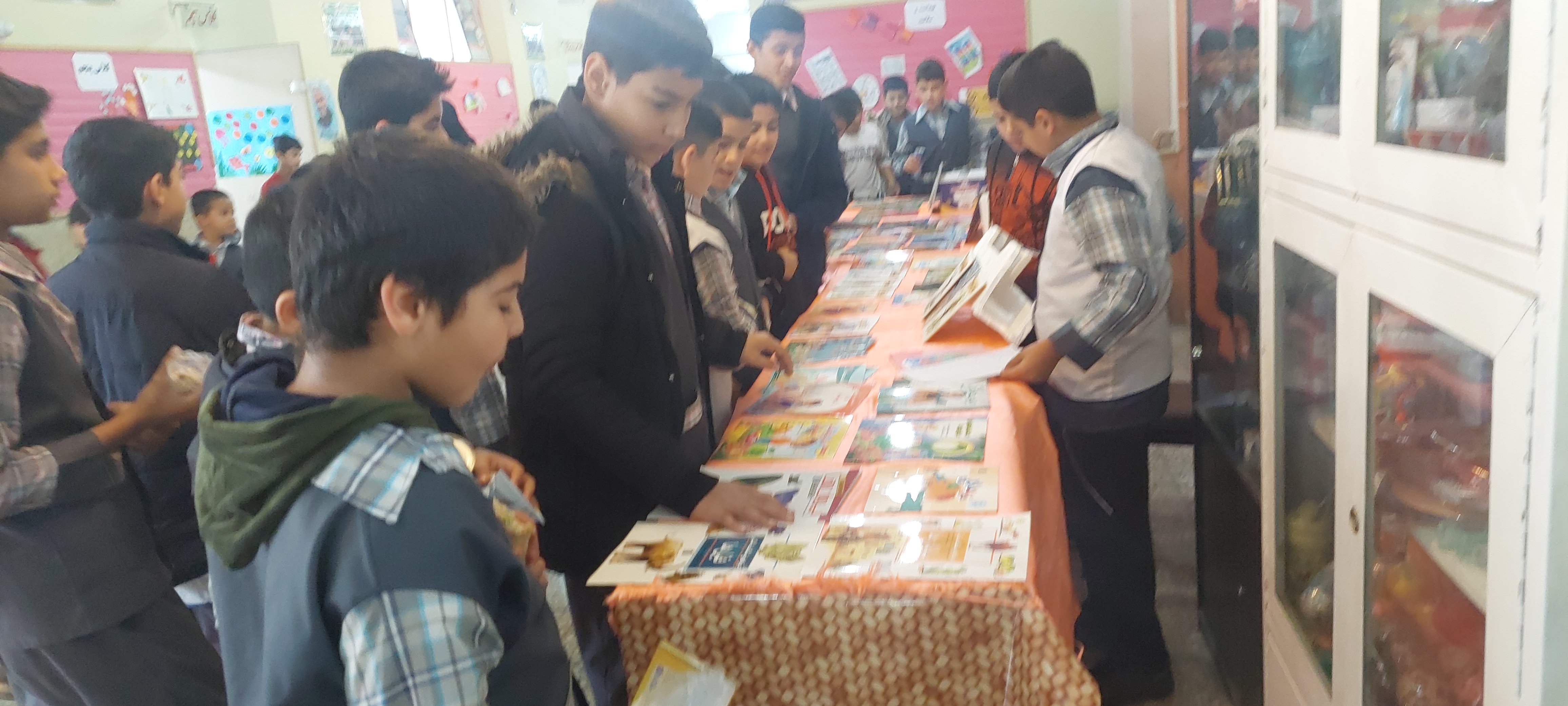 قطار نمایشگاه کتاب کانون حجت ابن الحسن فلاورجان در مدارس ایستگاه میزند