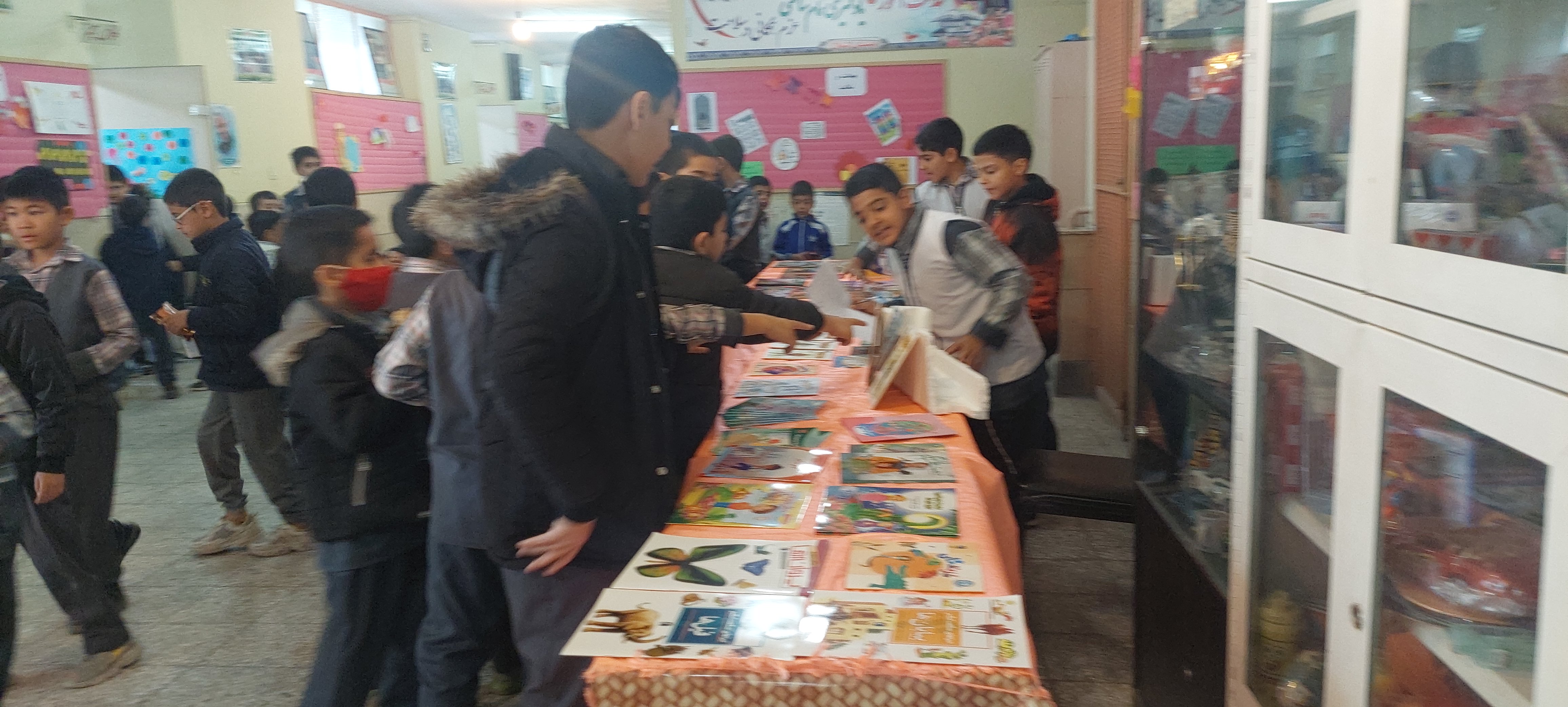 قطار نمایشگاه کتاب کانون حجت ابن الحسن فلاورجان در مدارس ایستگاه میزند