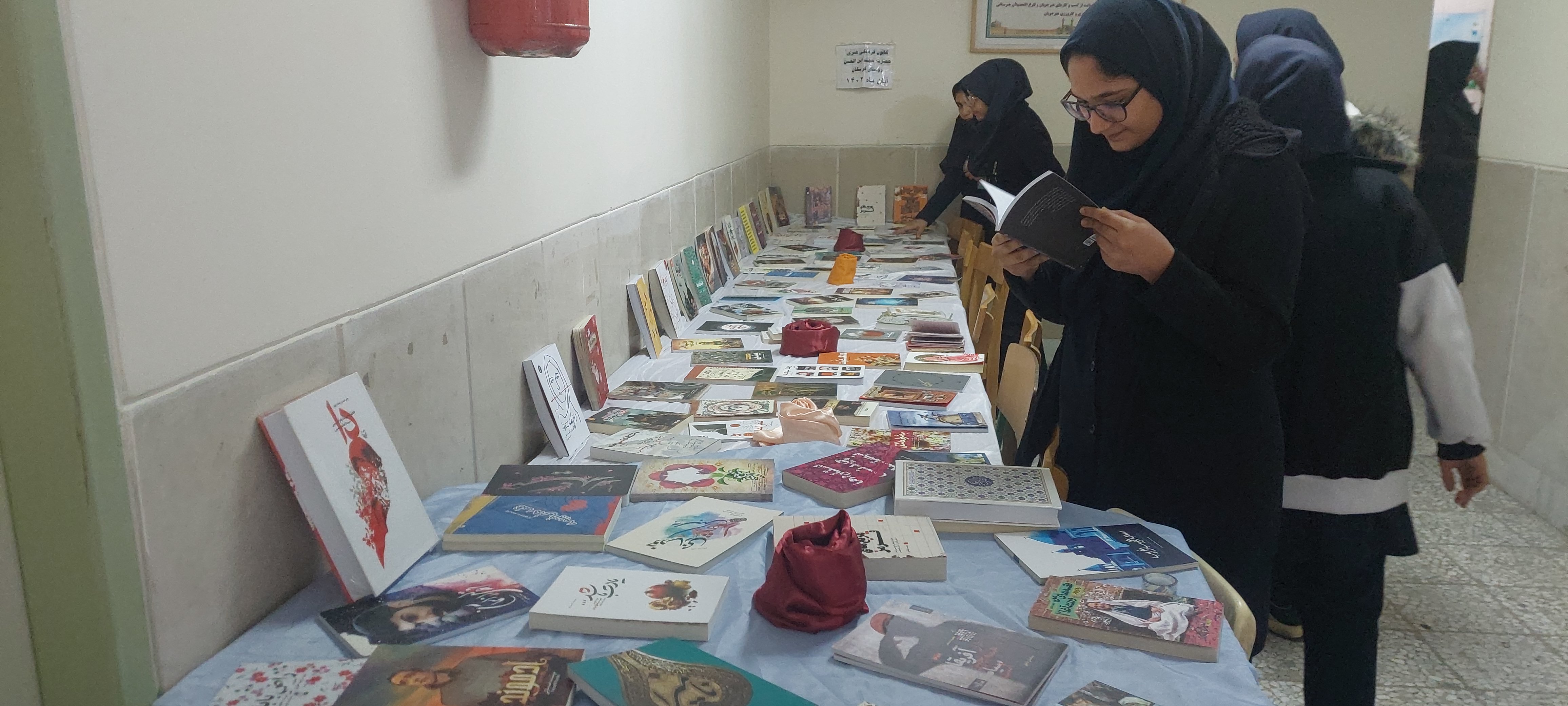 قطار نمایشگاه کتاب کانون حجت ابن الحسن فلاورجان در مدارس ایستگاه می‌زند