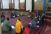 معلمی که کلاس‌های قرآنی مدرسه را در مسجد برگزار می‌کند