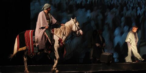 «شعله در آغوشش کشید» روی صحنه می‌رود