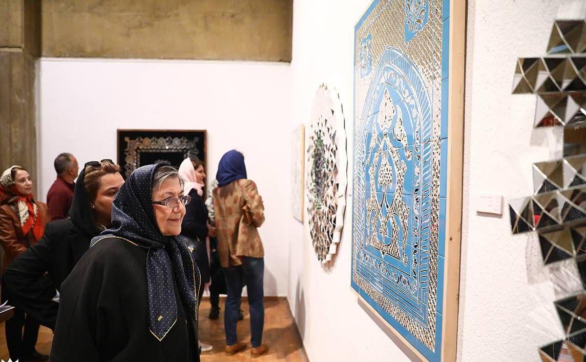 نمایشگاه آثار هنری آینهکاری و کوفینگاری «از دل نور» افتتاح شد