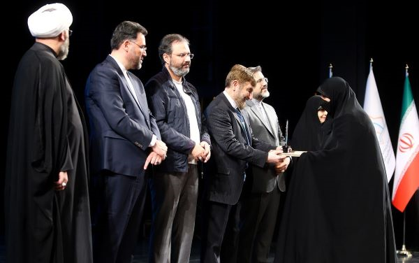 تقدیر از مادران و همسران شهدا در کنگره ملی فعالین خواهر کانونهای مساجد