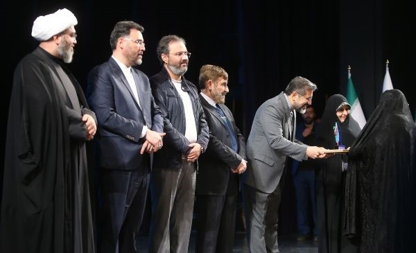 تقدیر از مادران و همسران شهدا در کنگره ملی فعالین خواهر کانونهای مساجد