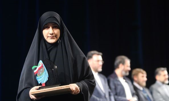 تقدیر از مادران و همسران شهدا در کنگره ملی فعالین خواهر کانونهای مساجد