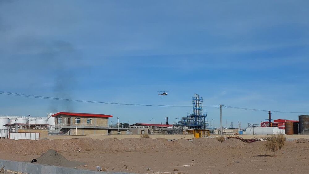 عملیات اطفای حریق در مینی پالایشگاه بیرجند