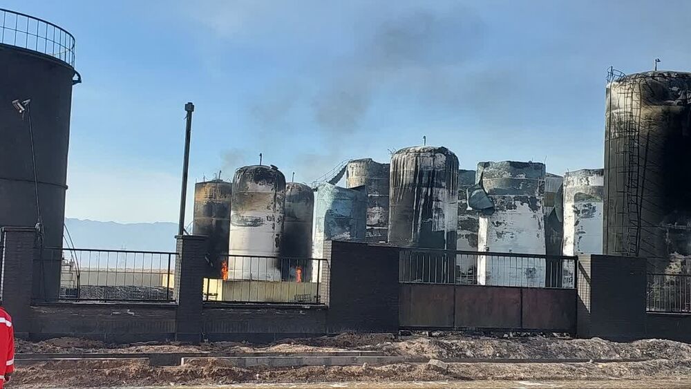 عملیات اطفای حریق در مینی پالایشگاه بیرجند