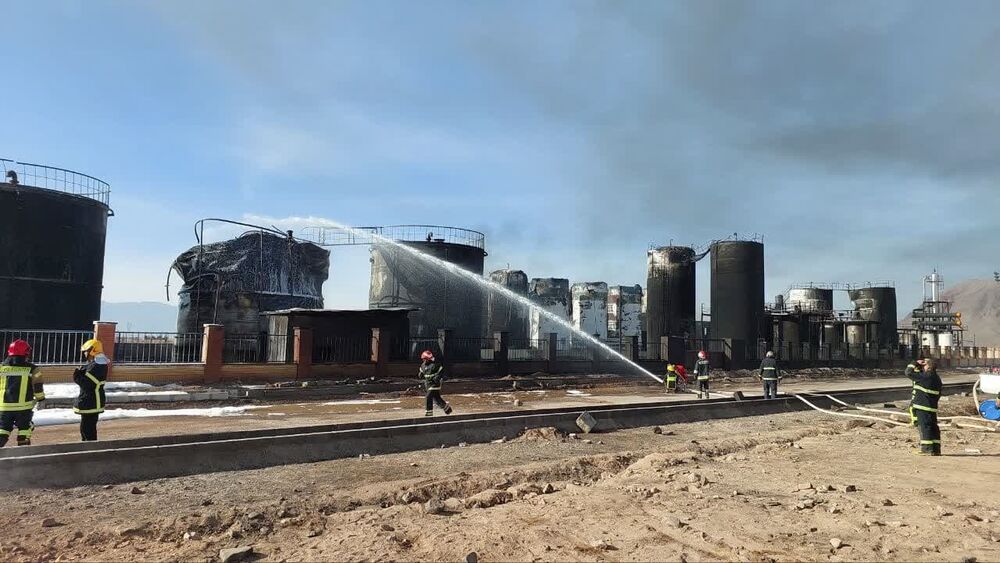 عملیات اطفای حریق در مینی پالایشگاه بیرجند