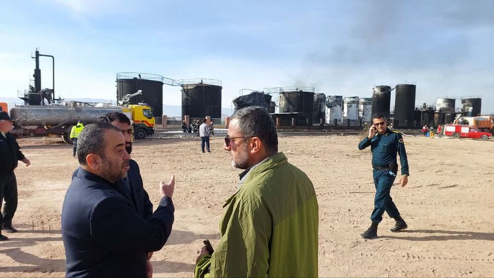 عملیات اطفای حریق در مینی پالایشگاه بیرجند