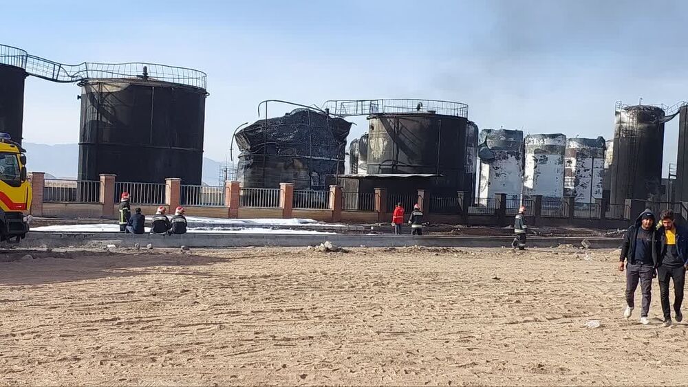 عملیات اطفای حریق در مینی پالایشگاه بیرجند