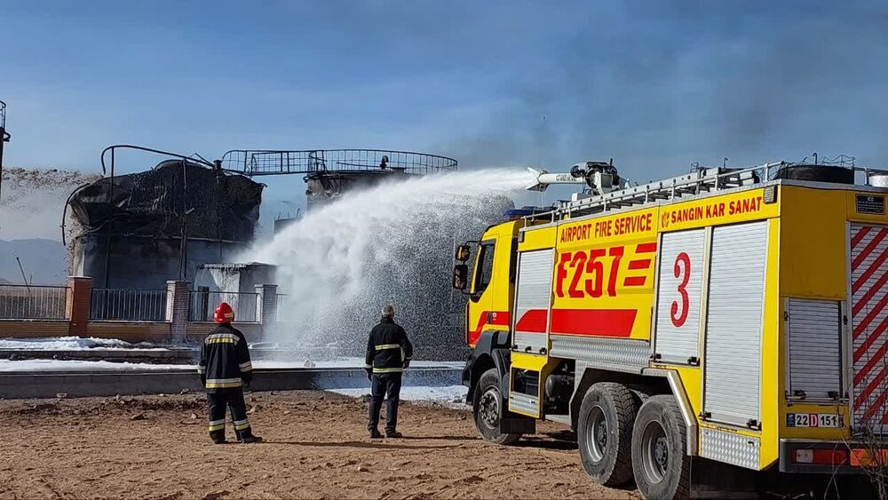 عملیات اطفای حریق در مینی پالایشگاه بیرجند