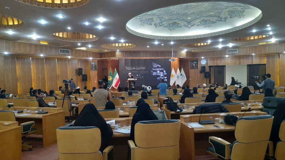 حرم مطهر رضوی روشنترین دلیل بر پیوند هنر و مذهب است