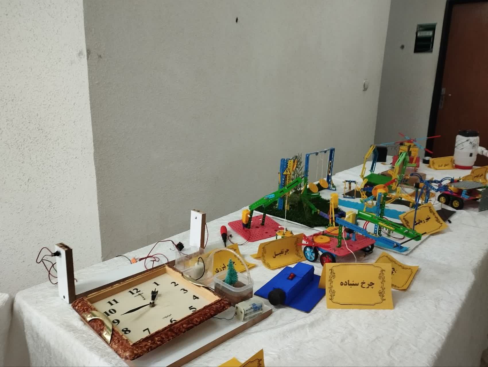 نمایشگاه دستاوردهای پژوهشی دانشآموزان آستارا برپا شد