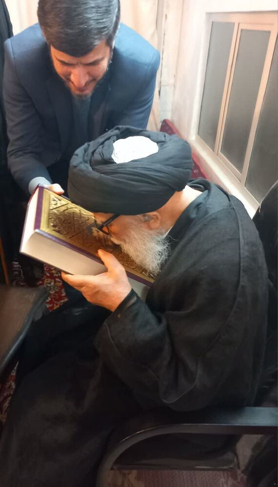 اهدای نسخه ای از «مصحف مشهد رضوی» به آیت الله مرتضوی