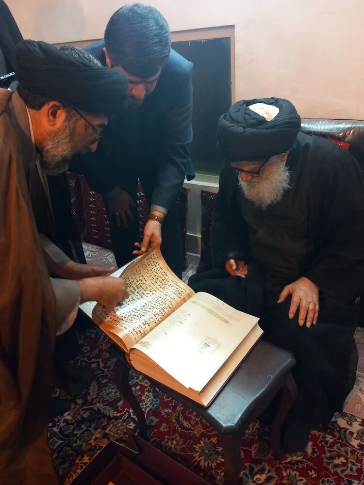 اهدای نسخه ای از «مصحف مشهد رضوی» به آیت الله مرتضوی