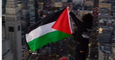 اهتزاز پرچم فلسطین در آسمان خراش نیویورک+ فیلم