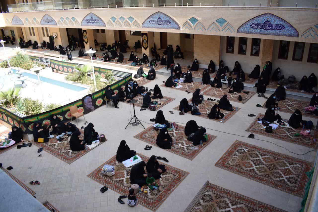 این هیأت، زنانه پای جمعیت و خانواده ایستاده است