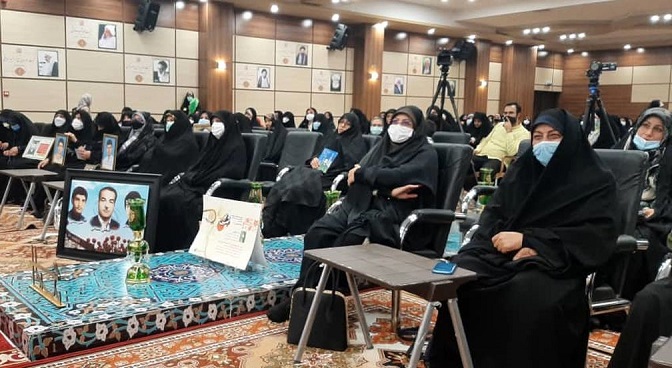 این هیأت، زنانه پای جمعیت و خانواده ایستاده است