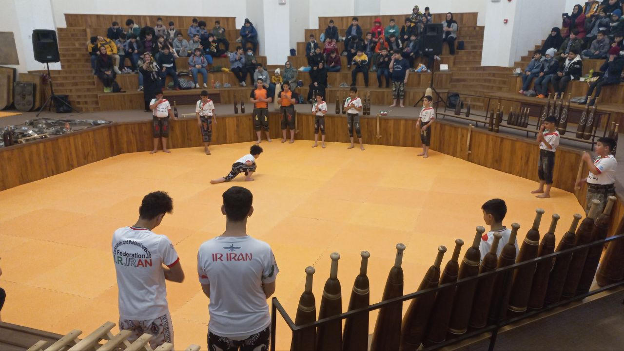 زورخانه، مدرسهای که رسم پهلوانی میآموزد