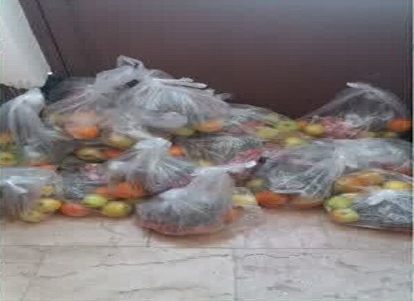 جوانان مسجدی با کمی قناعت شب یلدا را با نیازمندان تقسیم کردند