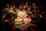 عکس| حلقه بچه‌های مسجد دور شهید گمنام