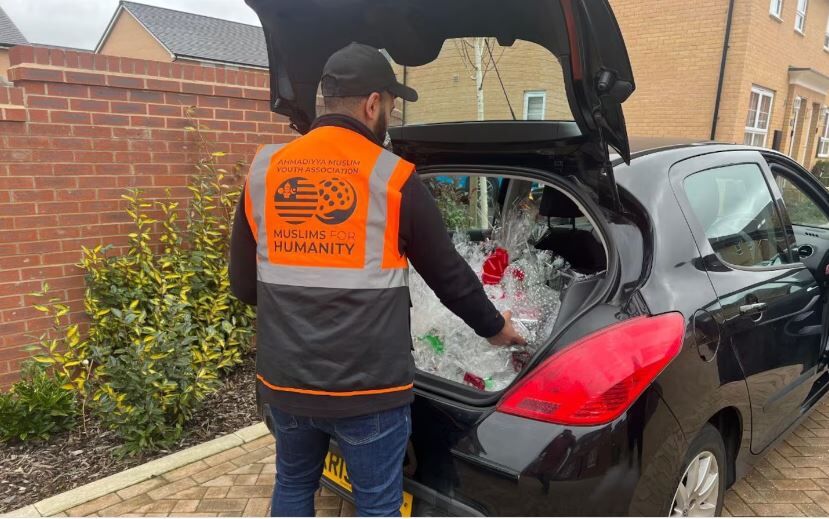جوانان مسلمان انگلیس 750 بسته کریسمسی به نیازمندان اهدا کردند