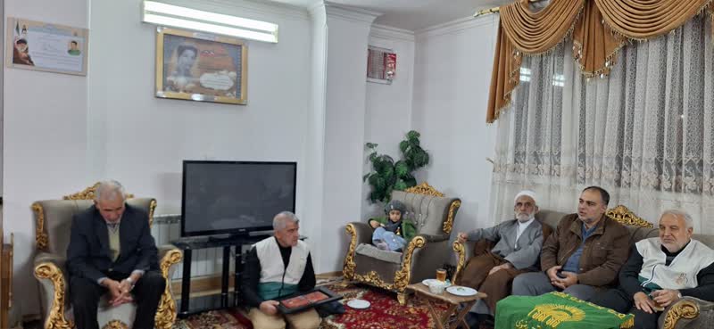 دیدار با خانوادهشهدا موجب عزت و پالایش روح انسان میشود