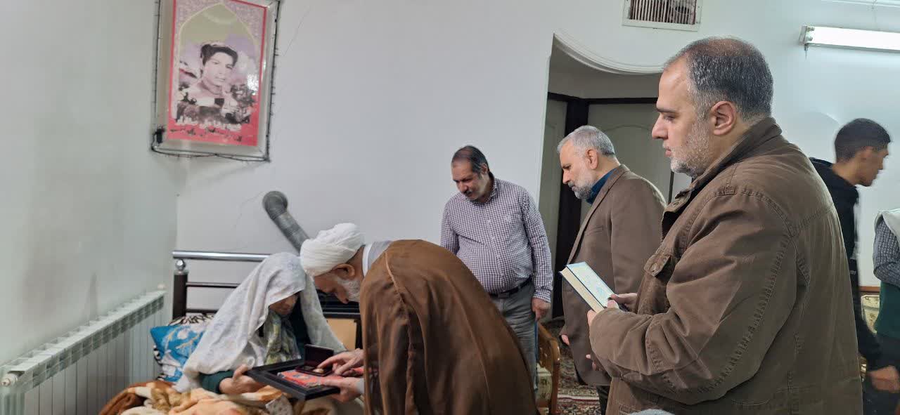 دیدار با خانوادهشهدا موجب عزت و پالایش روح انسان میشود