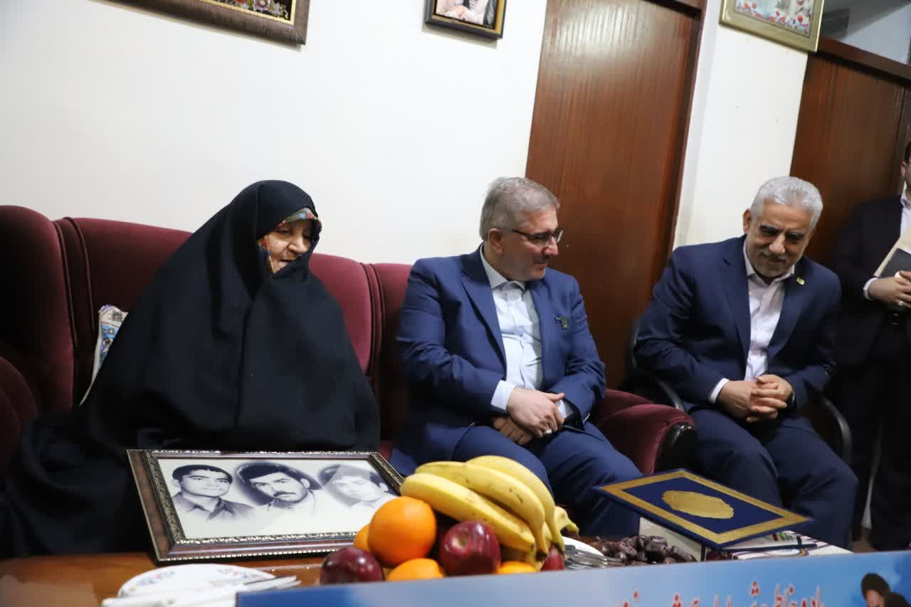 دیدار معاون رئیسجمهور با مادر شهیدان یوسفی