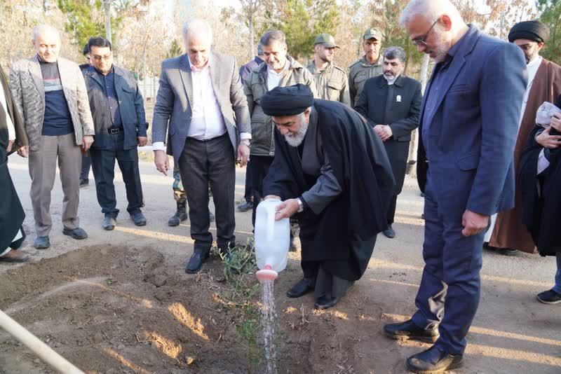 مسجد مقدس جمکران، پای کار کاشت یک میلیارد درخت