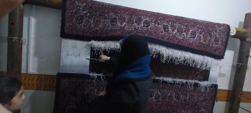 مسجدی که بانوان کانونیاش برای خرید گنبد و گلدسته پشت دار قالی مینشینند