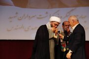 اعطای نماد مقاومت مردم فلسطین به رئیس ستاد کانون‌های مساجد