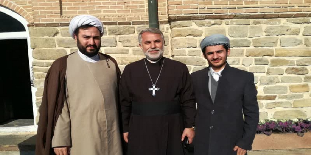 دیدار اعضای مسجدی کانون فرهنگی و هنری امت واحده ارومیه با کشیش کلیسای شرق آشور