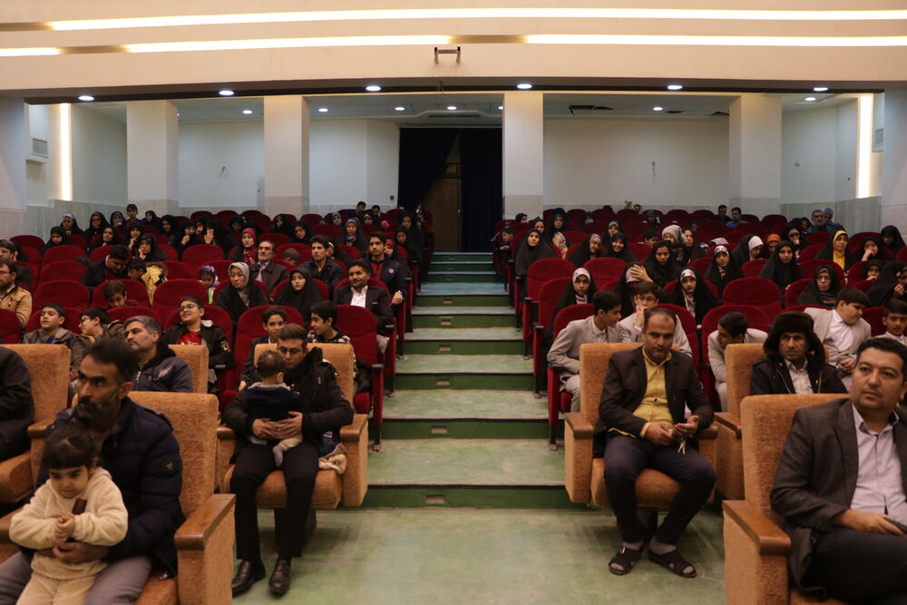 تابلو نفیس هنرمند آران و بیدگلی به حشد الشعبی عراق اهدا شد