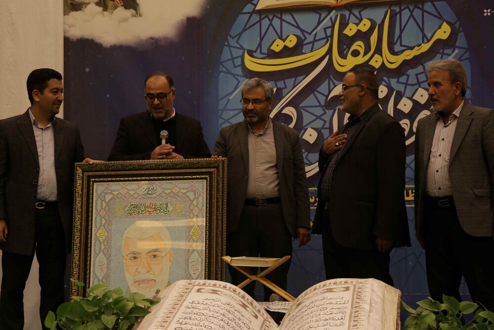 تابلو نفیس هنرمند آران و بیدگلی به حشد الشعبی عراق اهدا شد