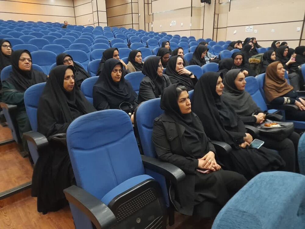 چشم انداز تربیتی بر محور سیره فاطمی استوار باشد