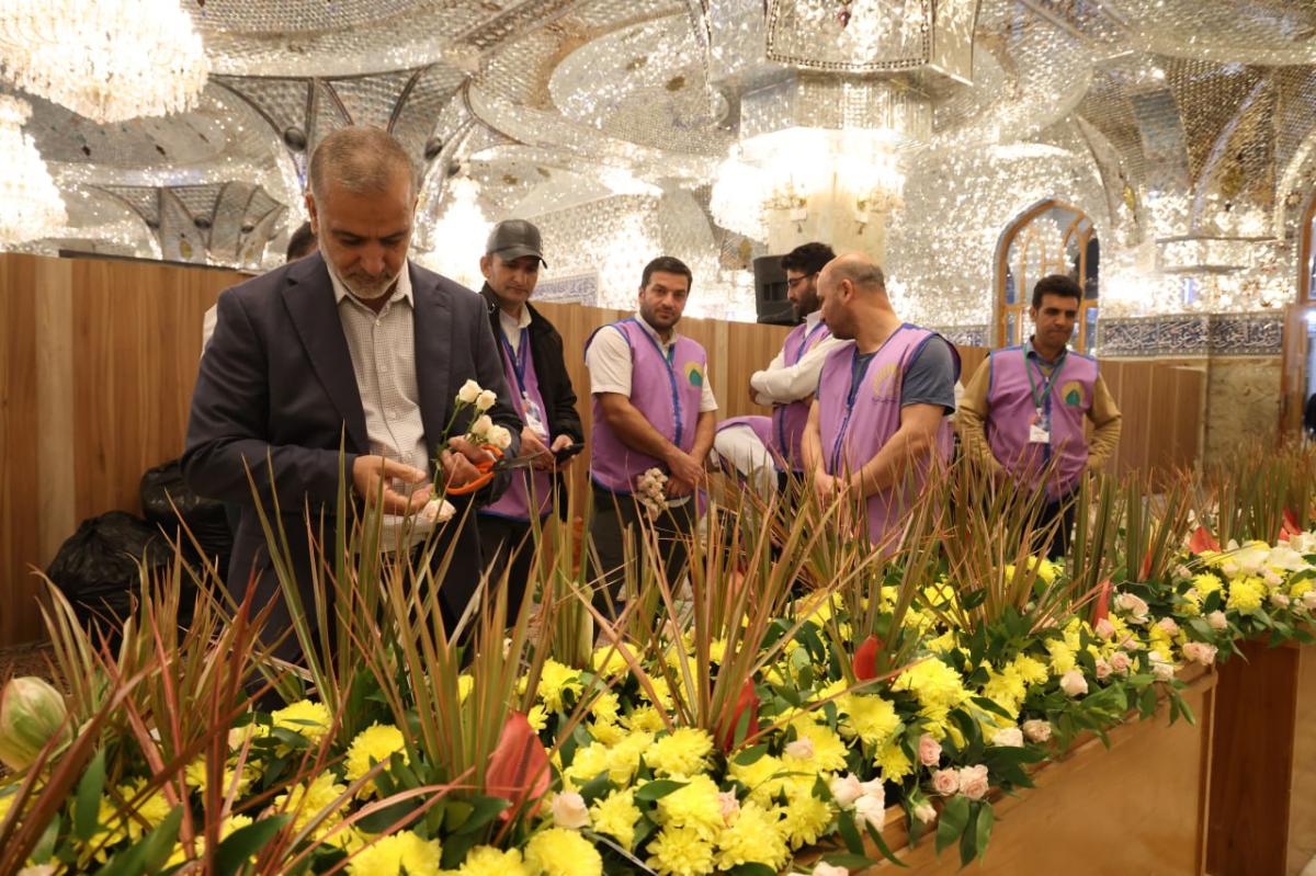 گل آرایی ضریح «مسلم بن عقیل(ع)» در مسجد کوفه